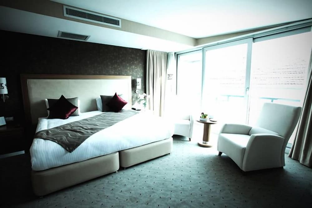 demora hotel