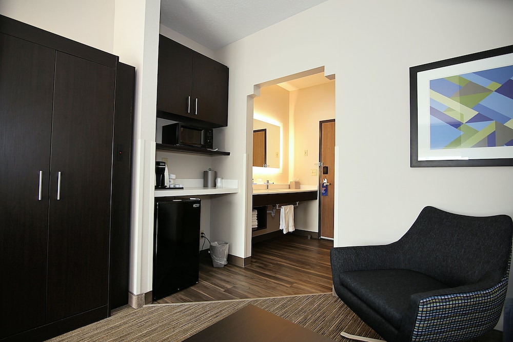 holiday inn express and suites ashland by ihg