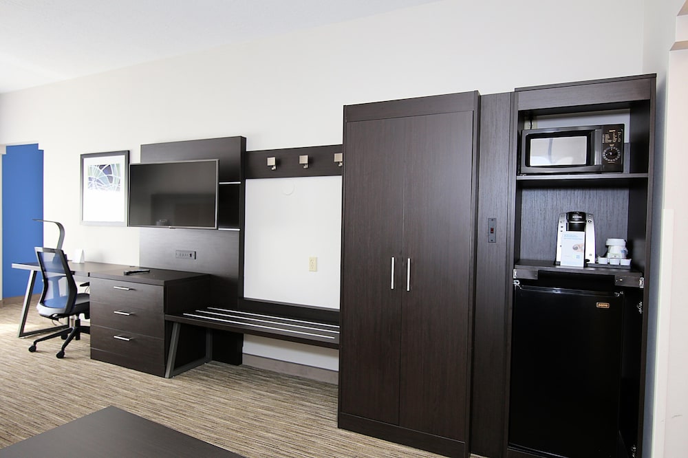 holiday inn express and suites ashland by ihg