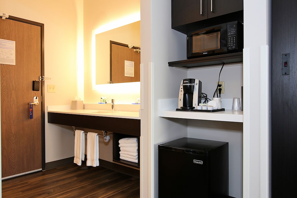 holiday inn express and suites ashland by ihg