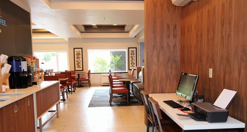 holiday inn express and suites ashland by ihg
