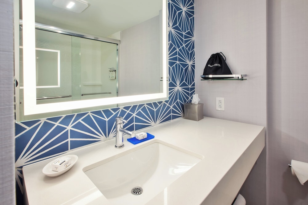 holiday inn express and suites va beach oceanfront