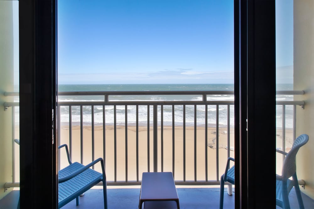 holiday inn express and suites va beach oceanfront