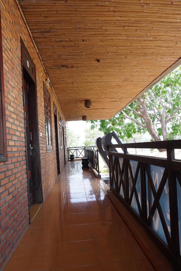 van long lak lake hotel