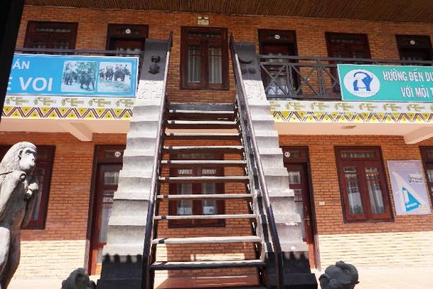 van long lak lake hotel