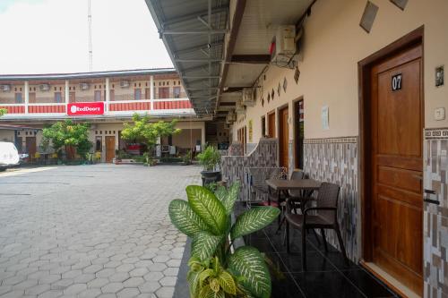 reddoorz syariah near flyover palur