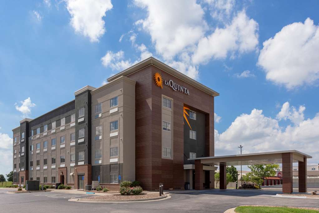 la quinta inn and suites by wyndham wichita airport