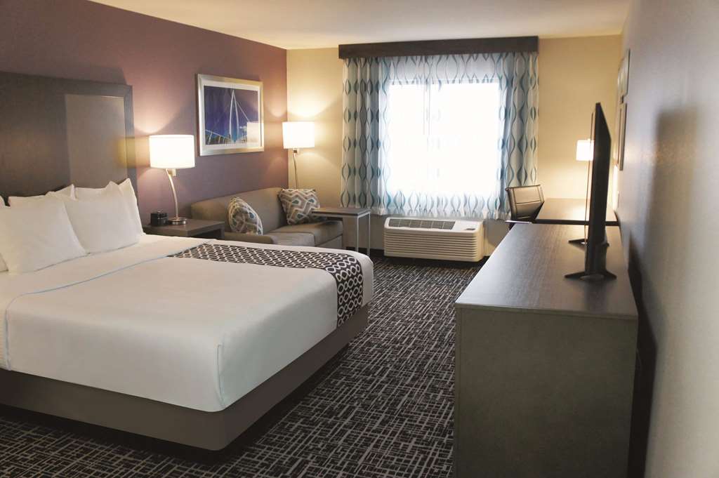 la quinta inn and suites by wyndham wichita airport