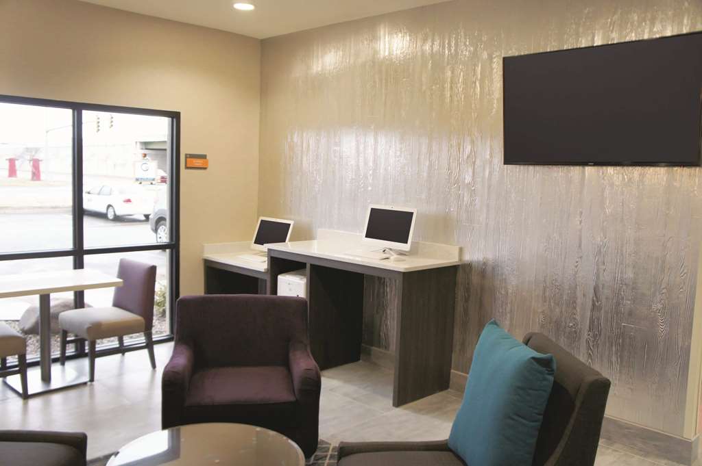 la quinta inn and suites by wyndham wichita airport