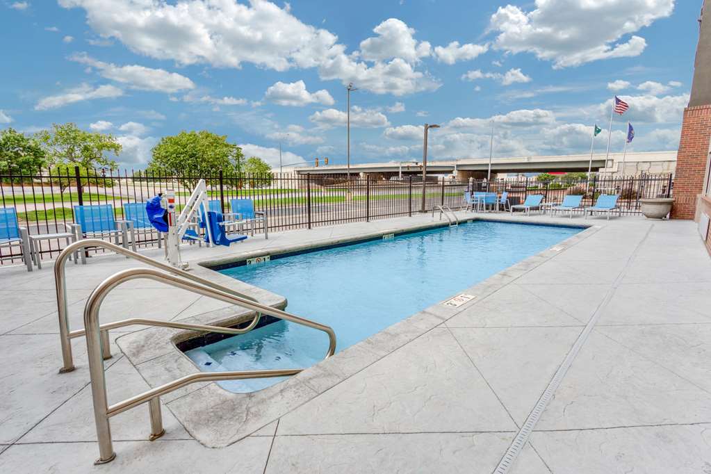 la quinta inn and suites by wyndham wichita airport