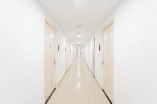 redliving apartemen patra land urbano happy rooms tower mid west with netflix