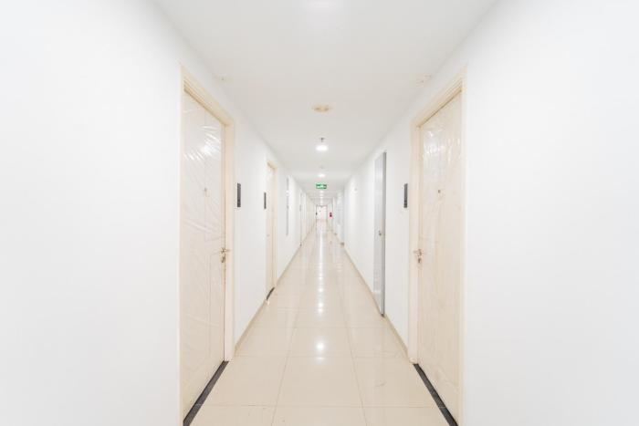 redliving apartemen patra land urbano happy rooms tower mid west with netflix