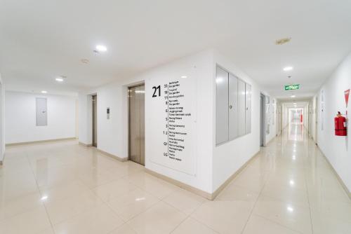 redliving apartemen patra land urbano happy rooms tower mid west with netflix