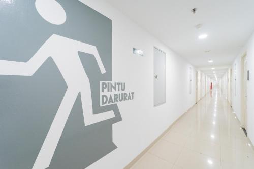 redliving apartemen patra land urbano happy rooms tower mid west with netflix