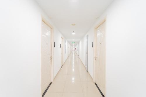 redliving apartemen patra land urbano happy rooms tower mid west with netflix