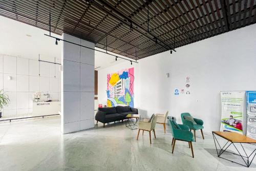 redliving apartemen patra land urbano happy rooms tower mid west with netflix