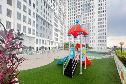 redliving apartemen patra land urbano happy rooms tower mid west with netflix