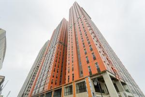 redliving apartemen transpark juanda frams properti tower jade with netflix