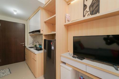 redliving apartemen transpark juanda frams properti tower jade with netflix