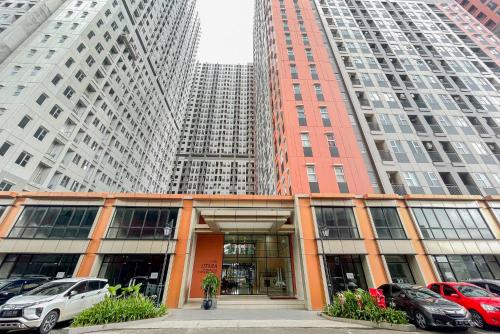 redliving apartemen transpark juanda frams properti tower jade with netflix