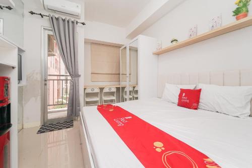 redliving apartemen transpark juanda frams properti tower jade with netflix