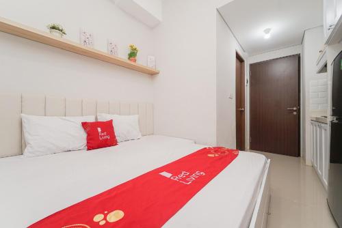 redliving apartemen transpark juanda frams properti tower jade with netflix