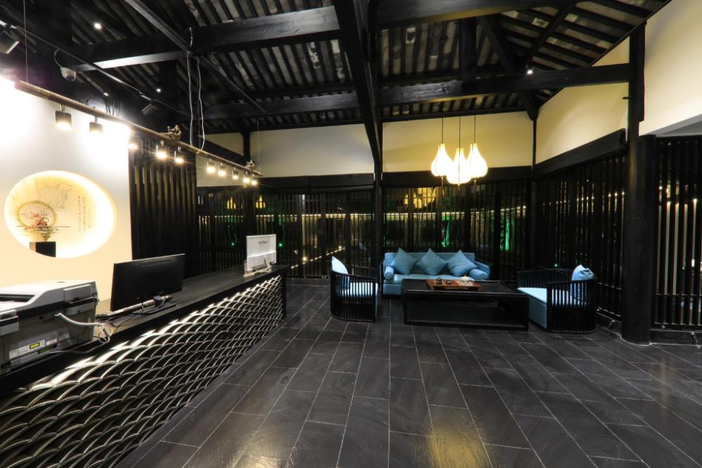 gongxili qingdu hotel shangri la tiger leaping gorge shop