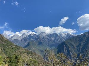 gongxili qingdu hotel shangri la tiger leaping gorge shop