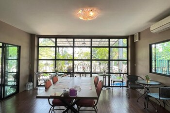 v tharm hotel