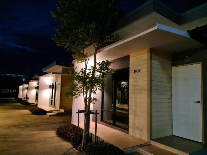modern resort phichit