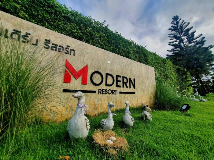 modern resort phichit