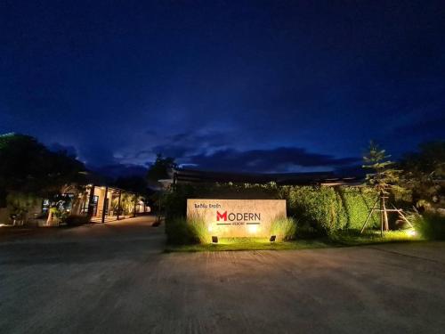 modern resort phichit