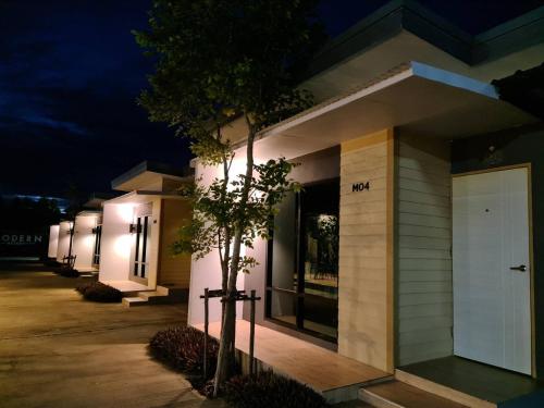 modern resort phichit