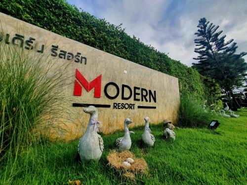 modern resort phichit