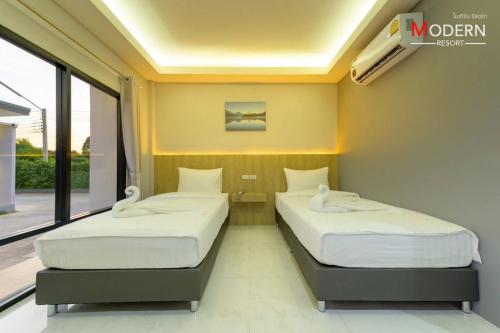 modern resort phichit