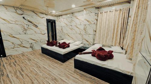 hotel kaaynat mahal 25 mtrs from dargah