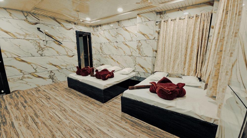 hotel kaaynat mahal 25 mtrs from dargah
