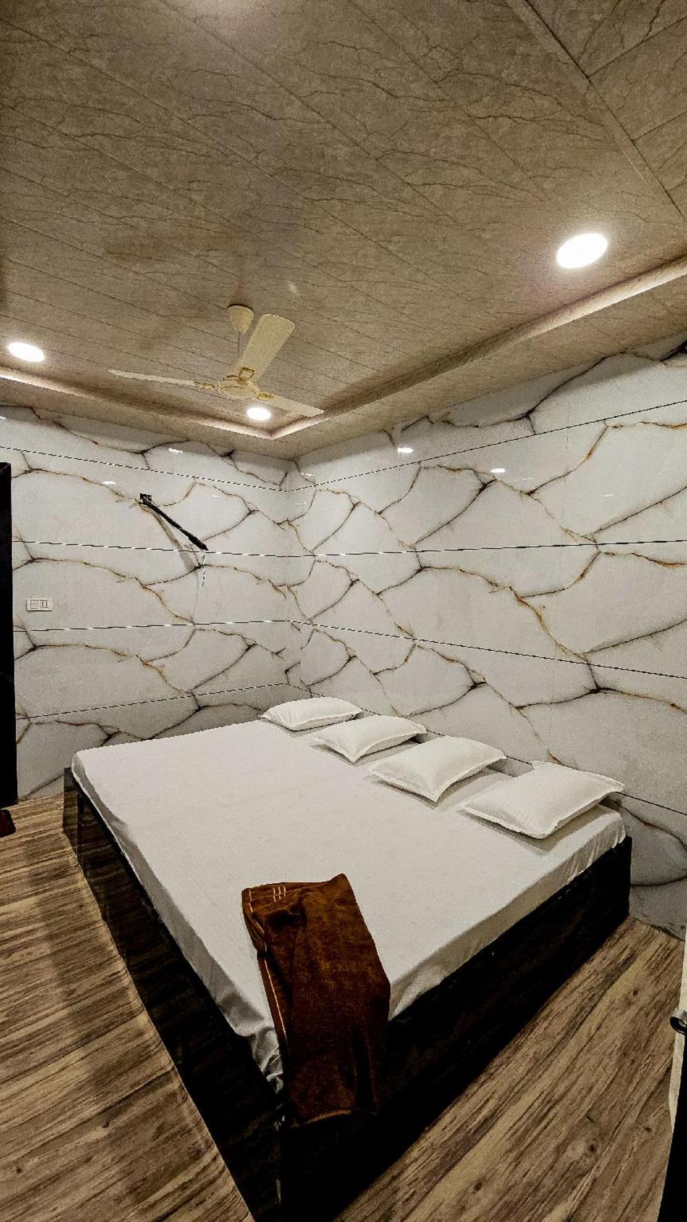 hotel kaaynat mahal 25 mtrs from dargah