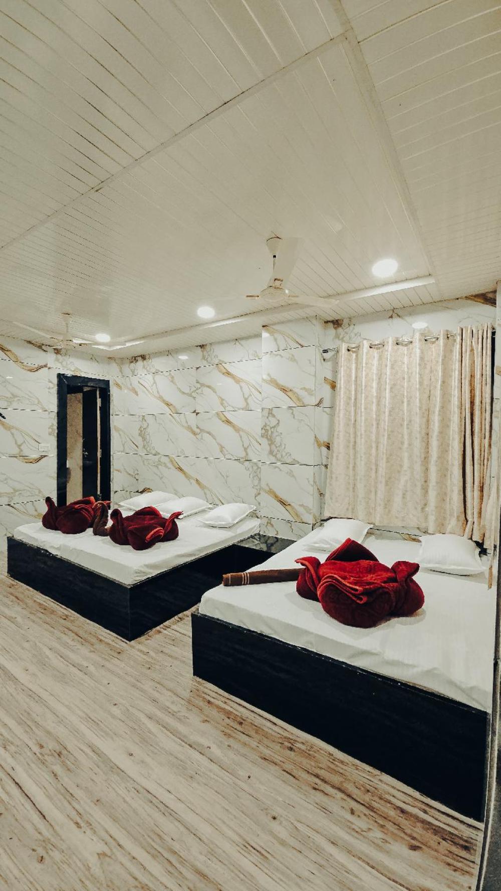 hotel kaaynat mahal 25 mtrs from dargah
