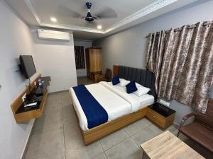 Hotel Kkm Highlands,Kurnool>>Kolhapur,5 star