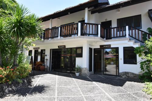 dolphin house resort spa diving