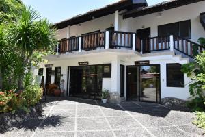 dolphin house resort spa diving