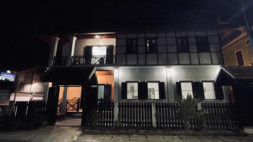 meet sunset hostel luang prabang