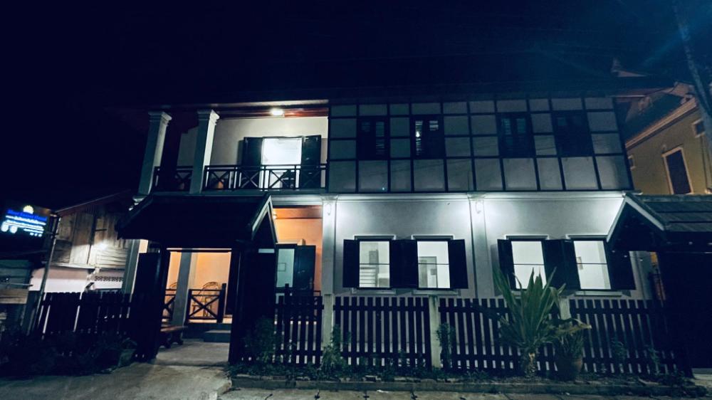 meet sunset hostel luang prabang