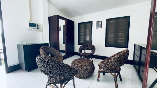 meet sunset hostel luang prabang