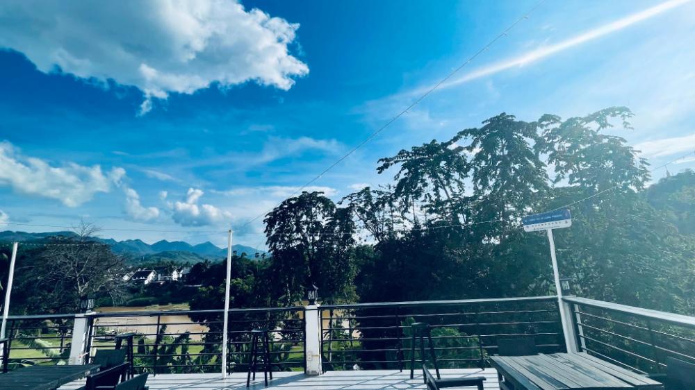 meet sunset hostel luang prabang