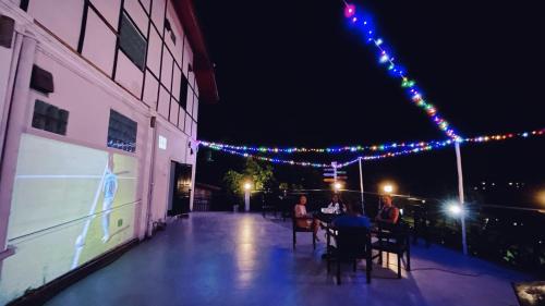 meet sunset hostel luang prabang