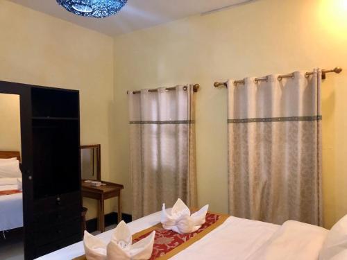 meet sunset hostel luang prabang