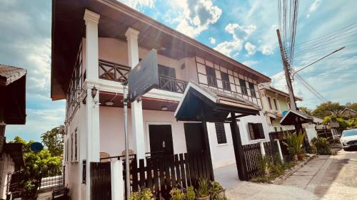 meet sunset hostel luang prabang