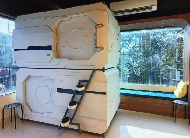 trivpods capsule hotel